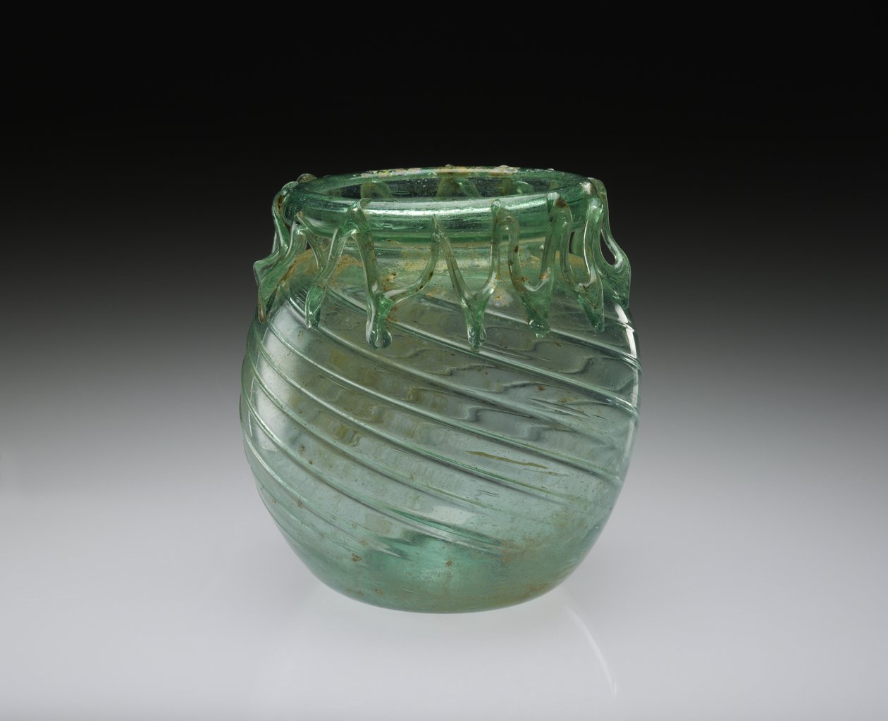 Dmuchany Szklany Słój z Funkcjonalną i Dekoracyjną Zawieszką, AD 301-400 (dmuchane szkło) autorstwa Roman