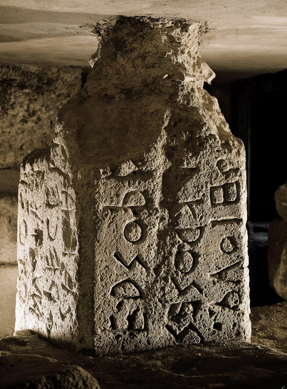 Urodzony (lub cippe) z Forum Romanum (Foro Romano) znaleziony pod łukiem Septime Severe. Grawerowany napis w języku łacińskim. VI wiek p.n.e. Rzym, Forum Romanum - Stela (cippus) z wyrytym łacińskim tekstem świętego prawa, z Lapis Niger. Kamień, VI wiek autorstwa Roman