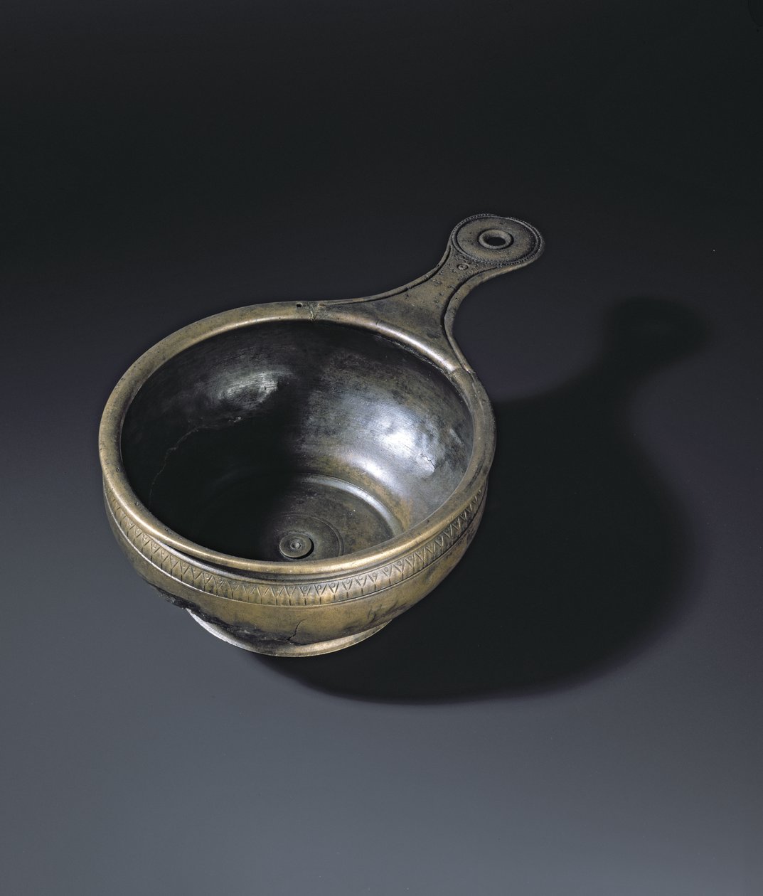 Brązowa patera zdobiona na wypukłości, podstawie i uchwycie, Whitehill, Westruther autorstwa Roman
