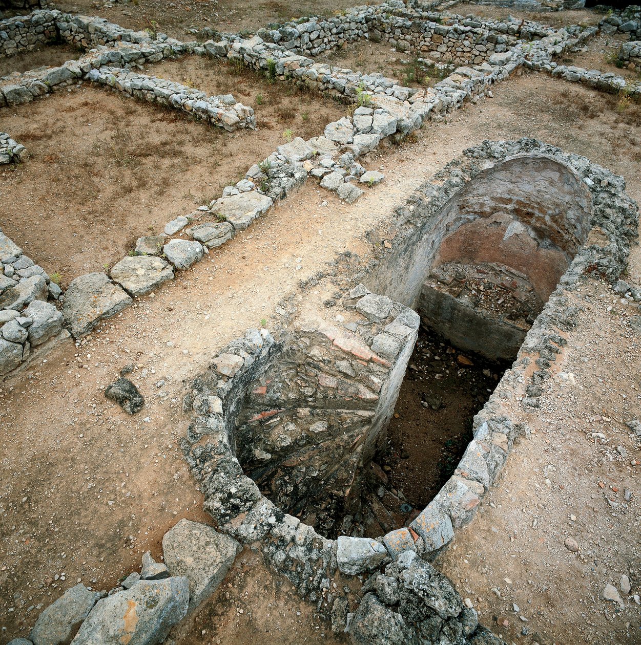 Cysterna grecko-rzymskiego miasta Ampurias (Empuries), II w. p.n.e. (zdjęcie) autorstwa Roman