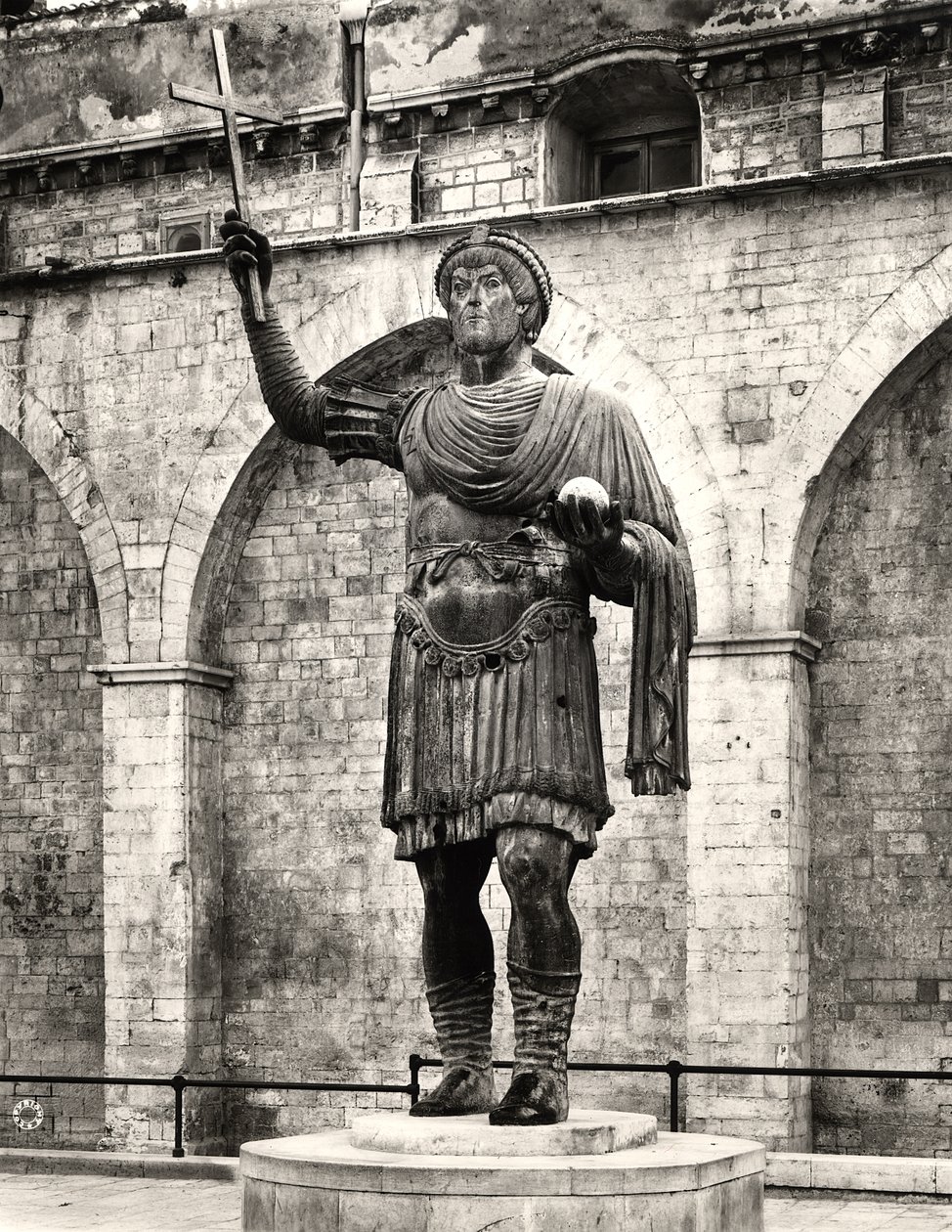 Kolosalny posąg prawdopodobnie cesarza Walentyniana I (321-375) zwany „Kolosem z Barletty” (brąz) (zdjęcie czarno-białe) autorstwa Roman