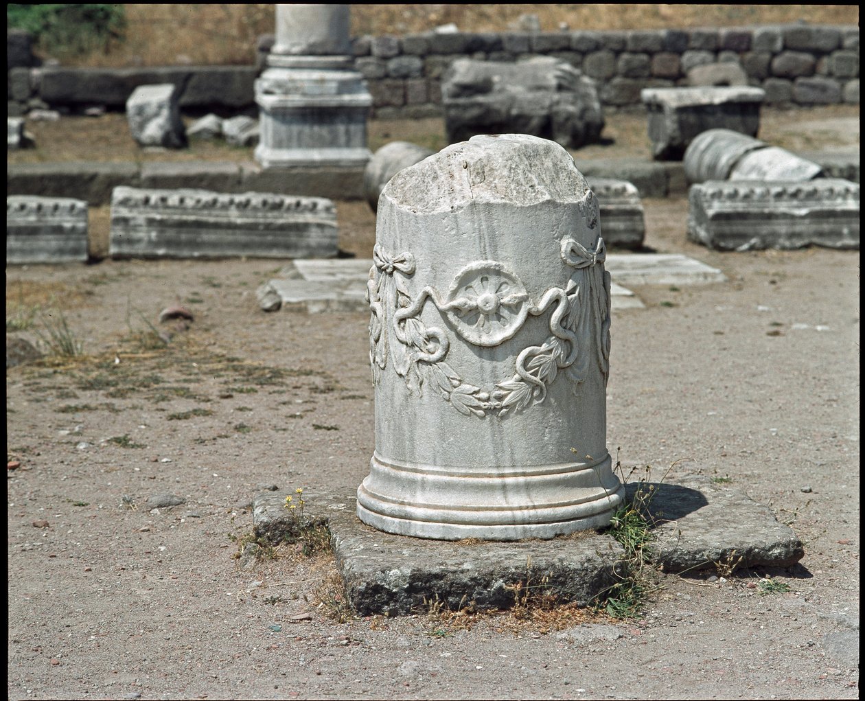 Kolumna ozdobiona symbolem boga Asklepiosa. Sanktuarium Asklepios (283 do 133 pne) autorstwa Roman