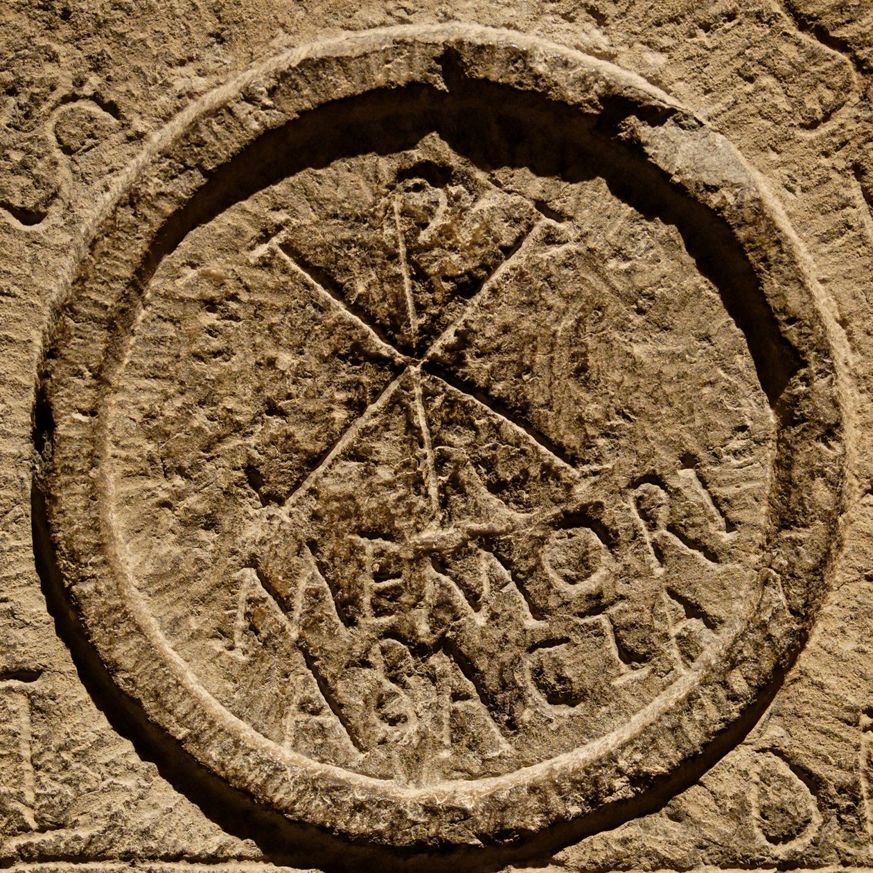 Detal z kamienia ołtarzowego przedstawiający skrót imienia Jezusa Chrystusa, Afryka Północna, ok. IV w. n.e. autorstwa Roman