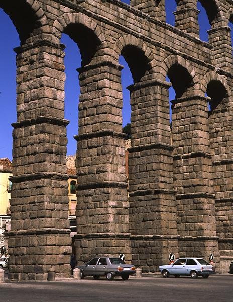 Fragment rzymskiego akweduktu (zdjęcie) autorstwa Roman