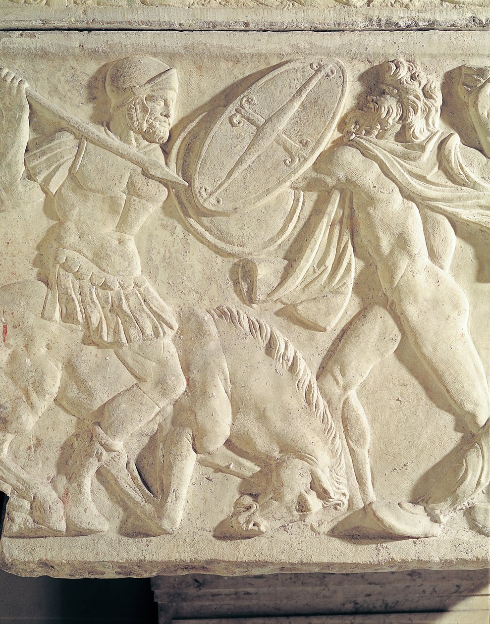 Fragment sarkofagu przedstawiający rzymskiego żołnierza walczącego z kamieniem galackim autorstwa Roman