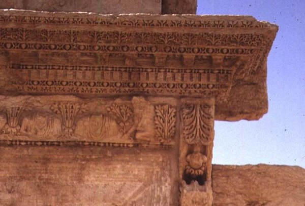 Fragment belkowania zdobionego popiersiami portretowymi, rzymski, II w. (foto) autorstwa Roman
