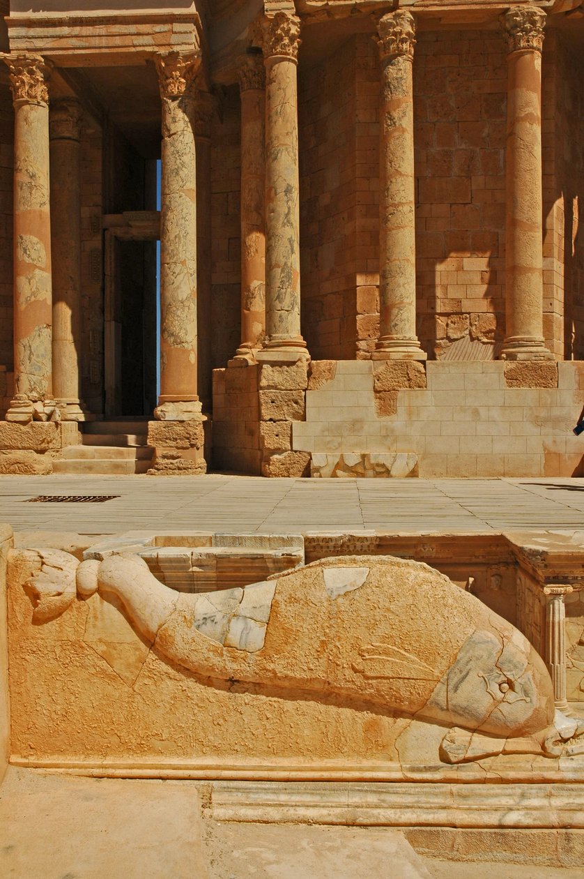 Rzeźba delfinów przed sceną, Sabratha, Libia, ok.190 rne autorstwa Roman