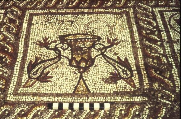 Mozaika z delfinami, Insula XXVIII, Budynek 3, II wpne (mozaika) autorstwa Roman