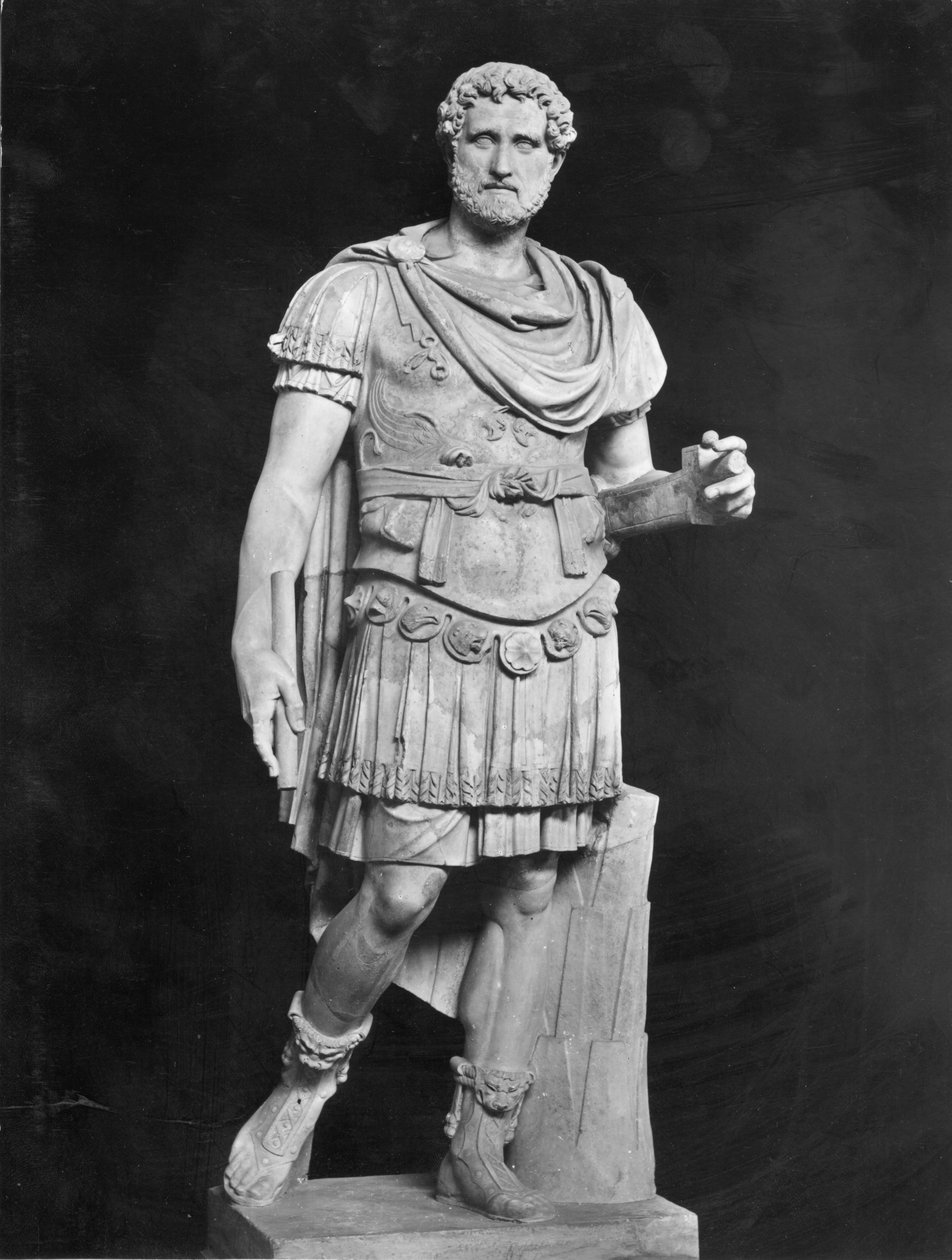 Cesarz Antoninus Pius (86-161) (marmur) (zdjęcie czarno-białe) autorstwa Roman