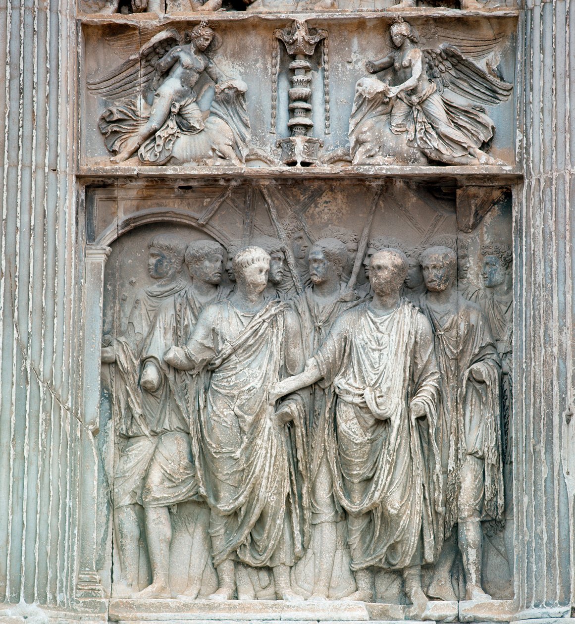 Cesarz Trajan (Traianus lub Trajan) (53-120) udaje się na forum po powrocie z Niemiec w 99 rne przez prefekta miasta Rzymu. Płaskorzeźba. Benevento, Arco Trajan ©Luisa Ricciarini/Leemage autorstwa Roman