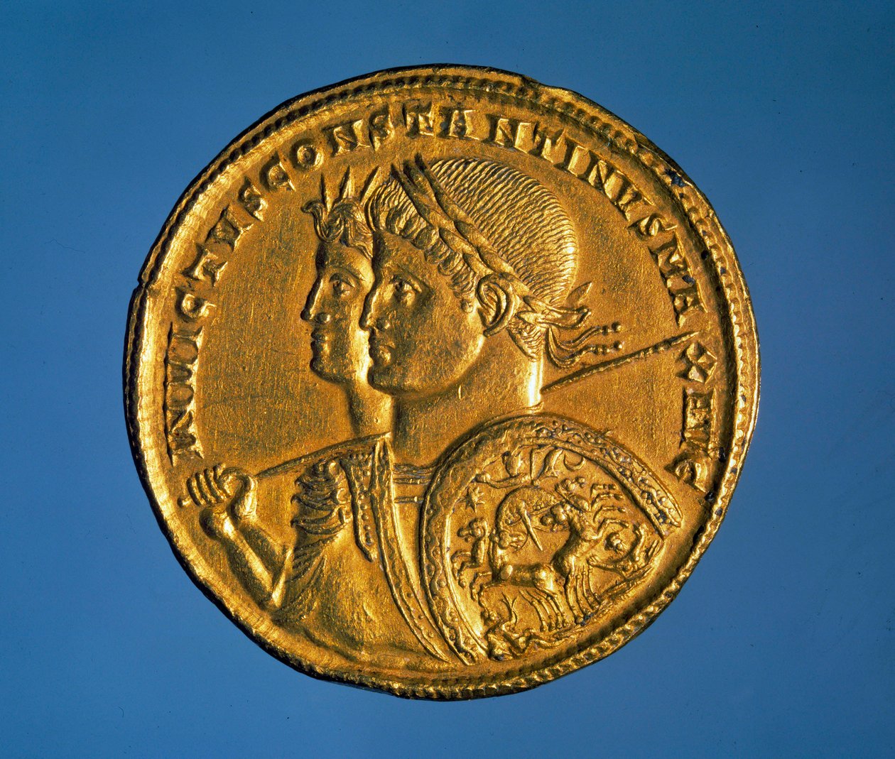 Solidna złota moneta z wizerunkiem cesarza Konstantyna I Wielkiego (280-337) autorstwa Roman