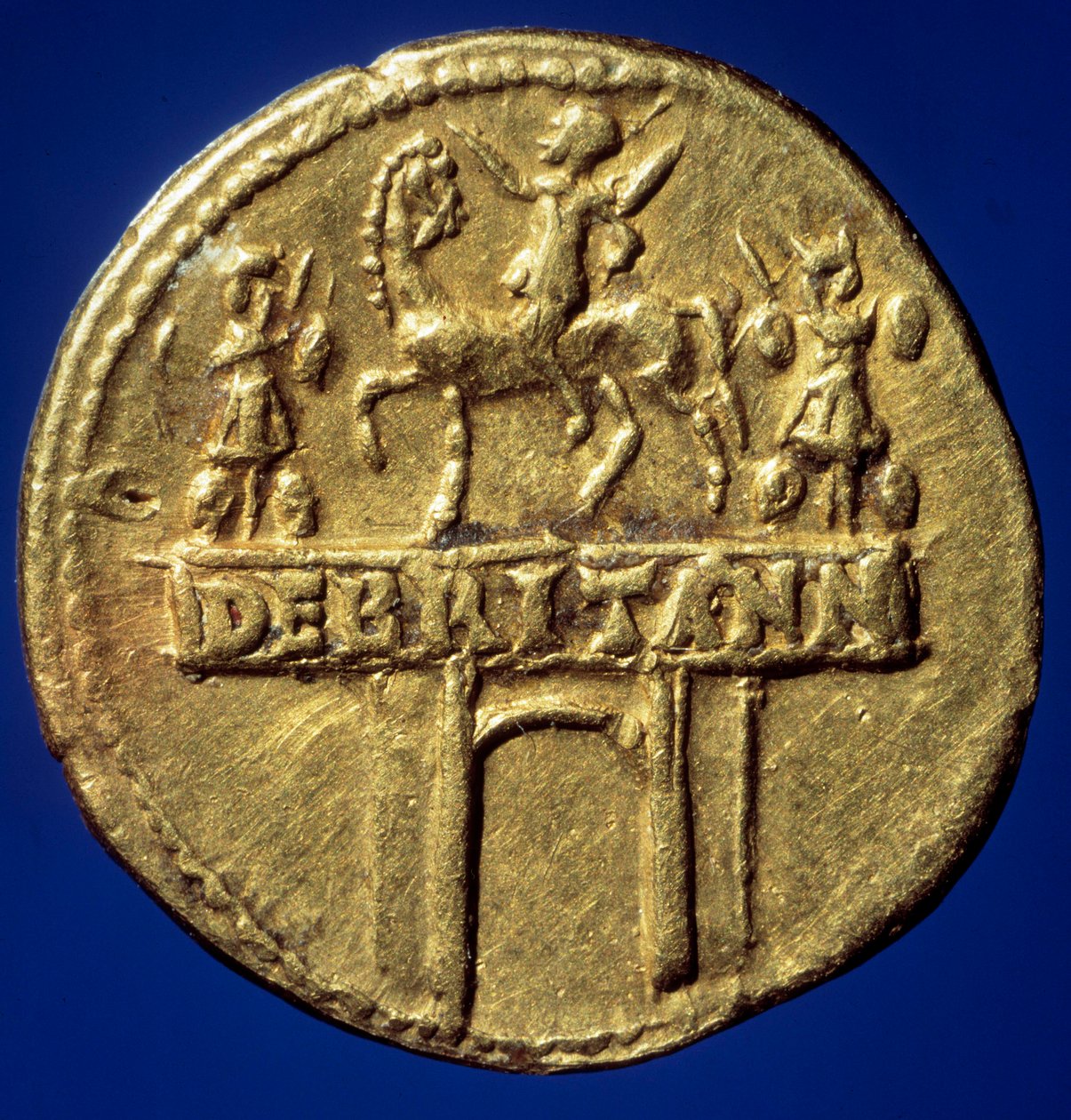 Łuk złotej monety przedstawiający łuk triumfalny cesarza Klaudiusza I (10-54) (Tyberiusz Klaudiusz Nero Drusus lub Germanicus) przywołujący jego zwycięstwa w Bretanii”” Paris, B.N. autorstwa Roman