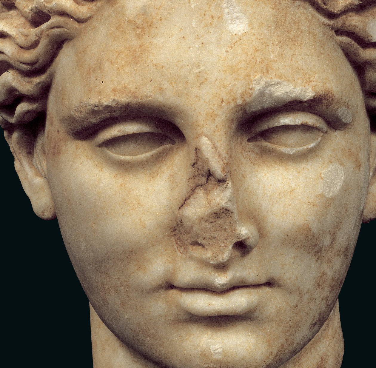 Głowa Apollo Sauroktonosa (zabójcy jaszczurek) kopii greckiego brązu Praksytelesa z IV wieku, znalezionego w Kifissia (marmur) (detal z 271957) autorstwa Roman