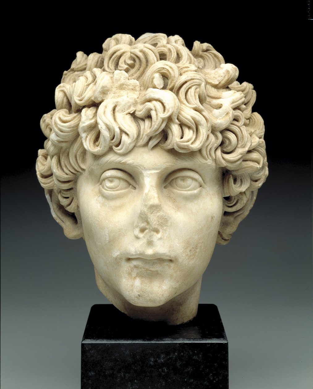 Głowa młodzieńca rzymskiego, ok. 140-170 ne (marmur) autorstwa Roman