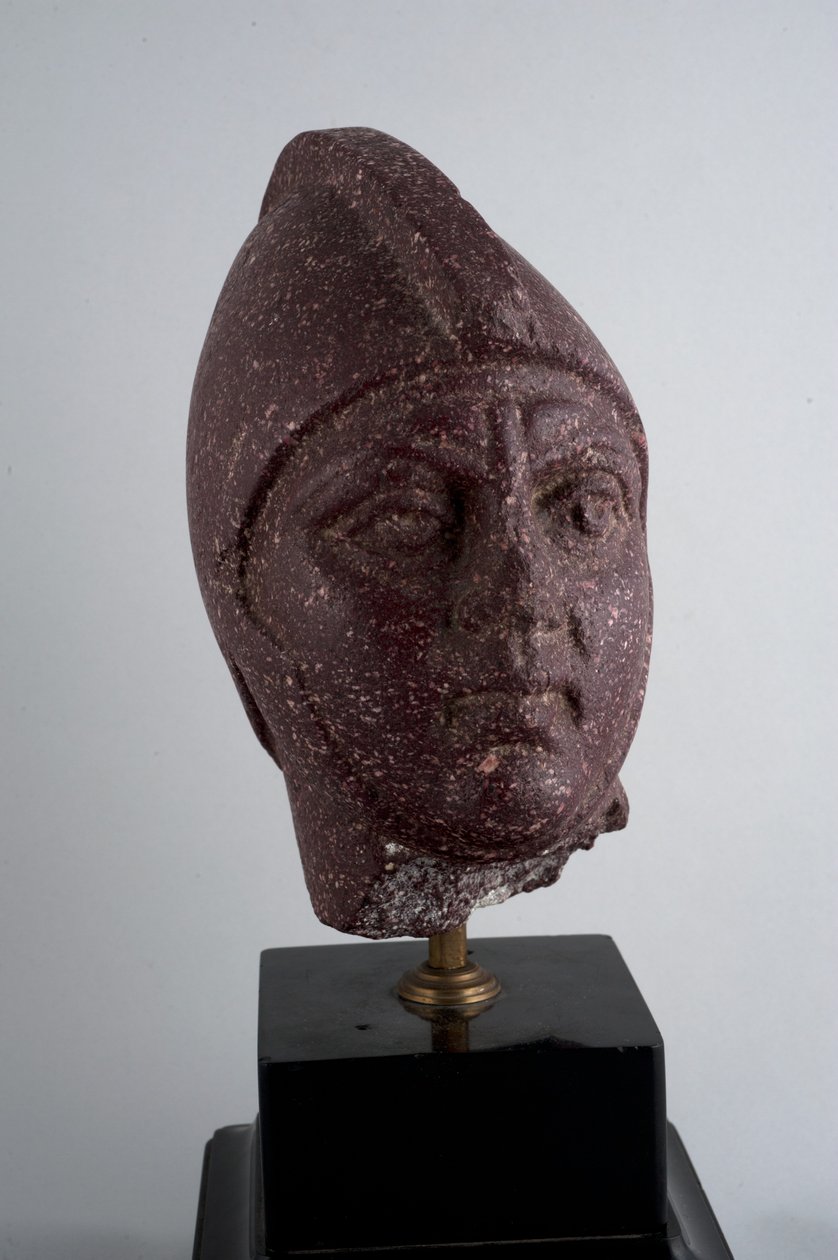 Głowa wojownika (czerwony marmur) autorstwa Roman