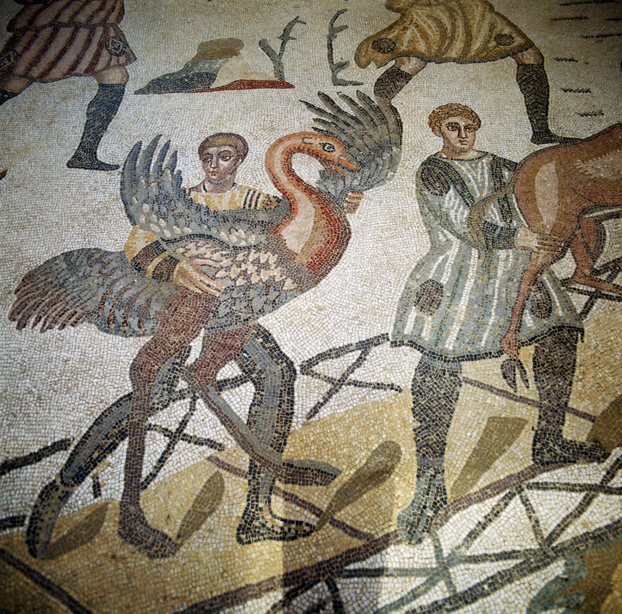 Myśliwy ładujący strusia na statek, fragment z podłogi Wielkiego Polowania, Villa Romana del Casale Piazza Armerina, Sycylia (mozaika) autorstwa Roman