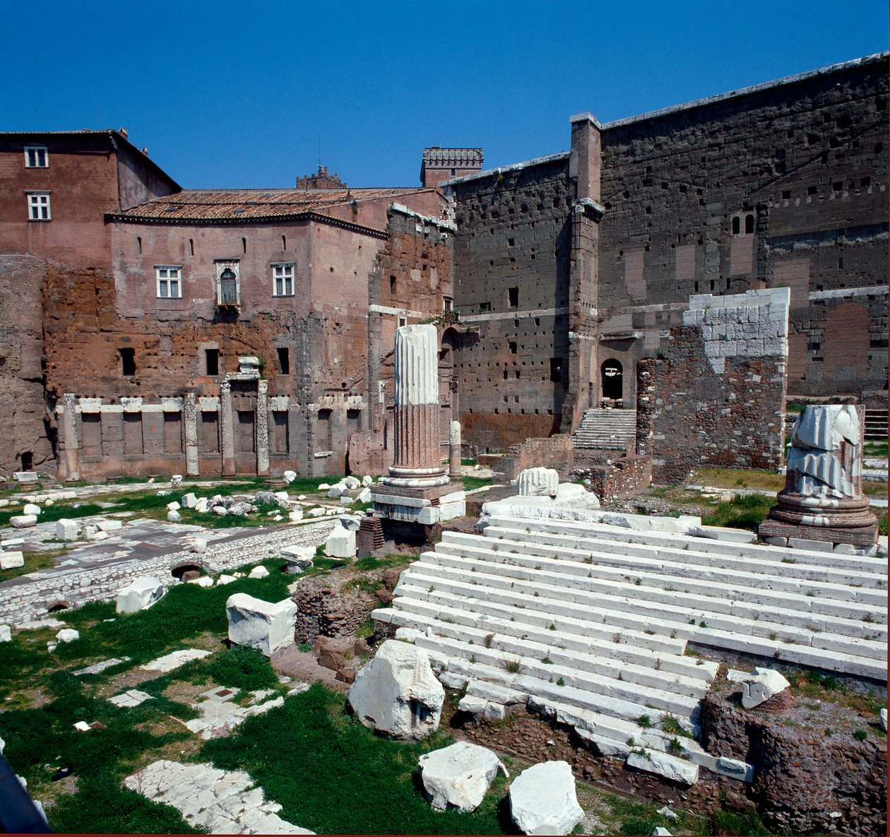 Forum Cesarskie (forum Augusta): widok na świątynię Avenger Mars (Marte Ultore). 2 pne. Rzym autorstwa Roman