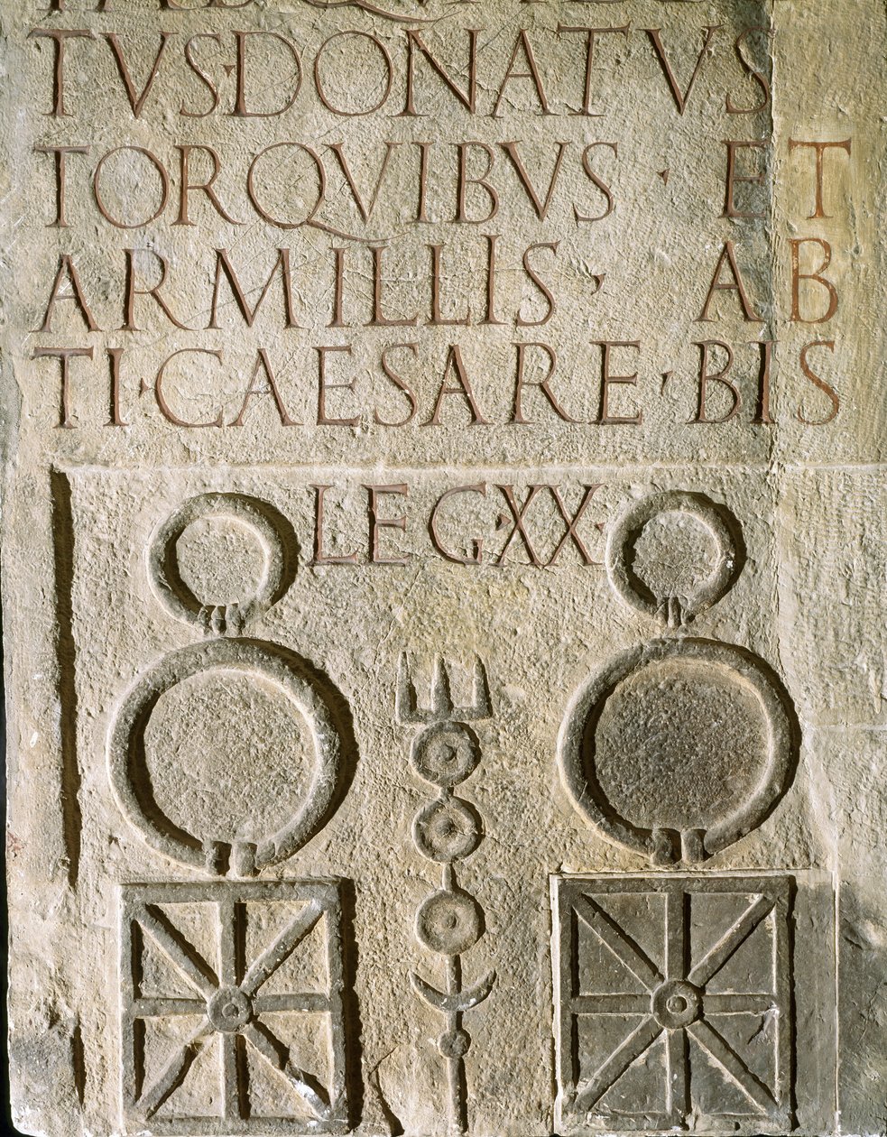 Insygnia z inskrypcją XX Zwycięskiego Legionu Waleriana, rzymskiego legionu powstałego w I wieku n.e. autorstwa Roman