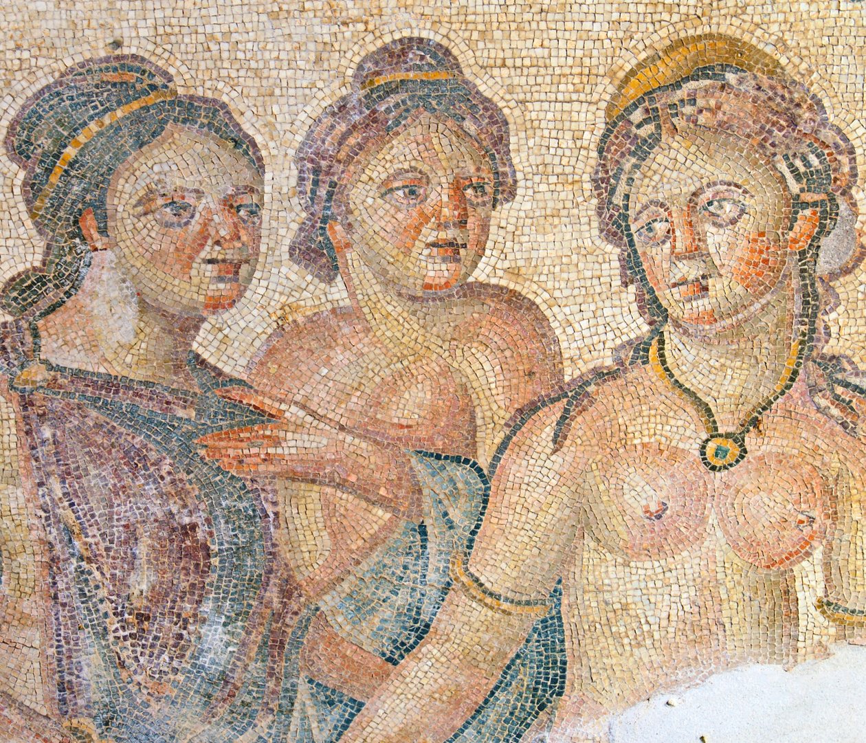 Leda i jej pokojówki, detal z mozaiki Leda i Zeus, Dom Aionu, Pafos, Cypr (mozaika) autorstwa Roman