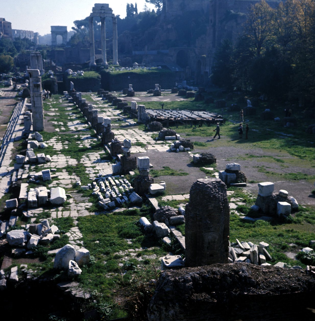 Miejsce, w którym Bazylika Giulia rozpoczęła się przez Cezara około 54 pne i zakończyła przez Augusta (Oktawiana lub Oktawiana) (63 pne - 14) - Forum Romanum, Rzym autorstwa Roman