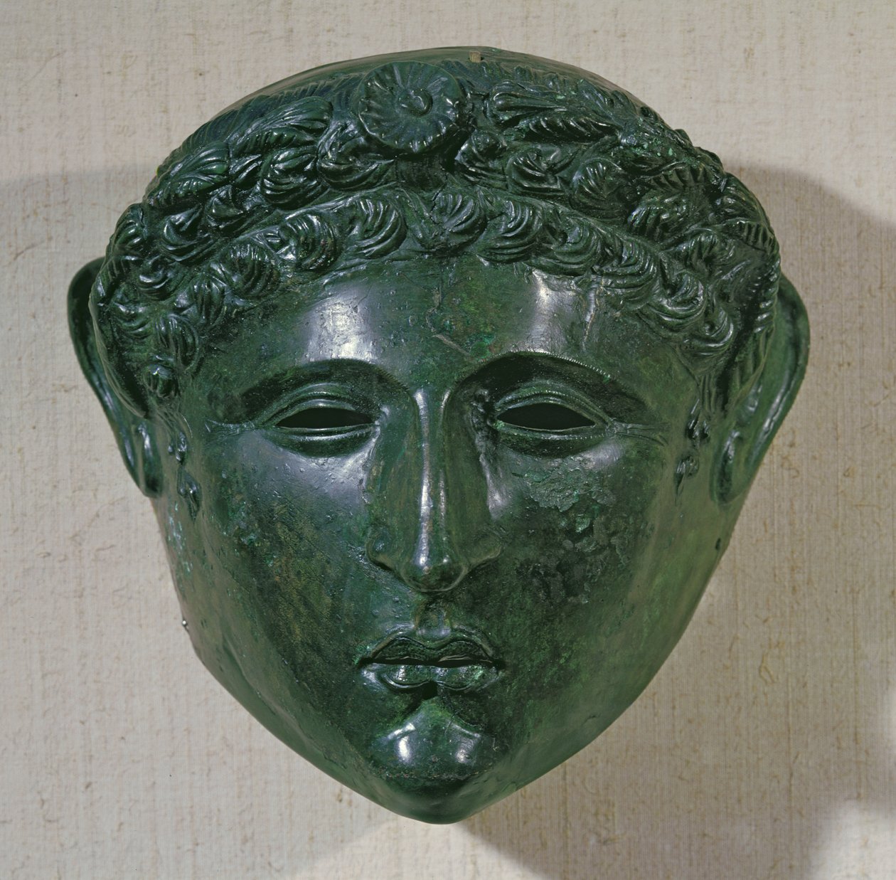 Maska z hełmu paradnego, z Hirchova, Rumunia (brąz) autorstwa Roman