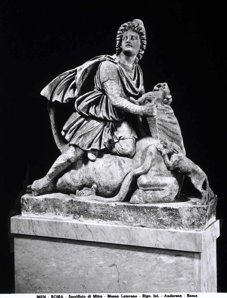 Mitra zabija byka (marmur) autorstwa Roman