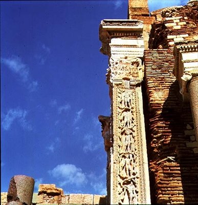 Pilaster z Bazyliki Sewera autorstwa Roman