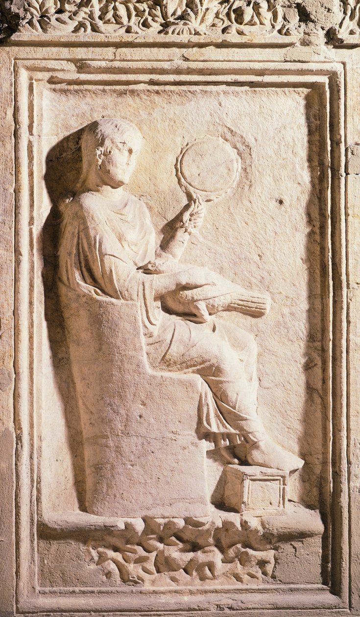 Płaskorzeźba przedstawiająca rzymską damę z lustrem autorstwa Roman