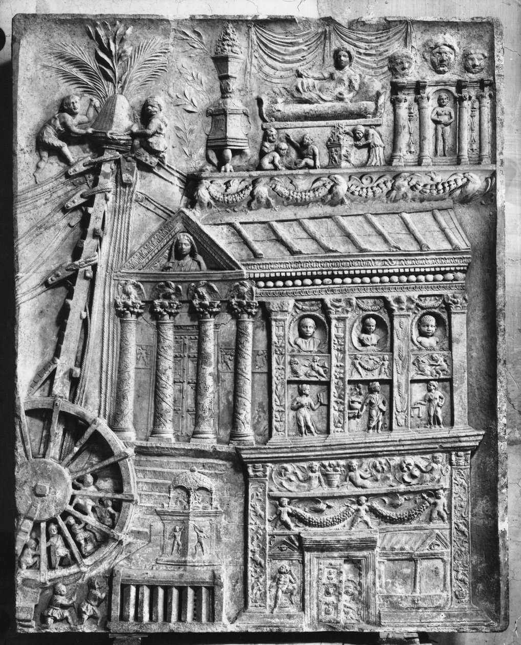 Relief przedstawiający wyciągarkę, koniec I wne (kamień) (zdjęcie czarno-białe) autorstwa Roman