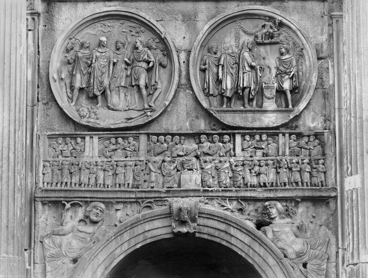 Rzeźba reliefowa z północnej ściany Łuku Konstantyna, AD 315 (marmur) (zdjęcie czarno-białe) autorstwa Roman