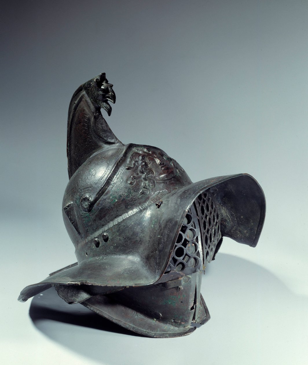 Starożytność rzymska: hełm gladiatora używany podczas walki. Znajdź Pompeje. Paryż, Musee du Louvre autorstwa Roman