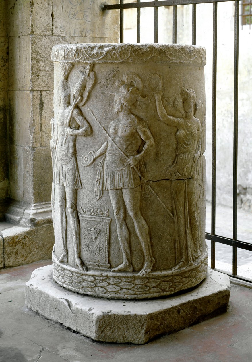 Sztuka rzymska: marmurowa podstawa kolumny z płaskorzeźbą przedstawiającą scenę poświęcenia. 40-30 pne. Civita Castellana, Cathedrale autorstwa Roman