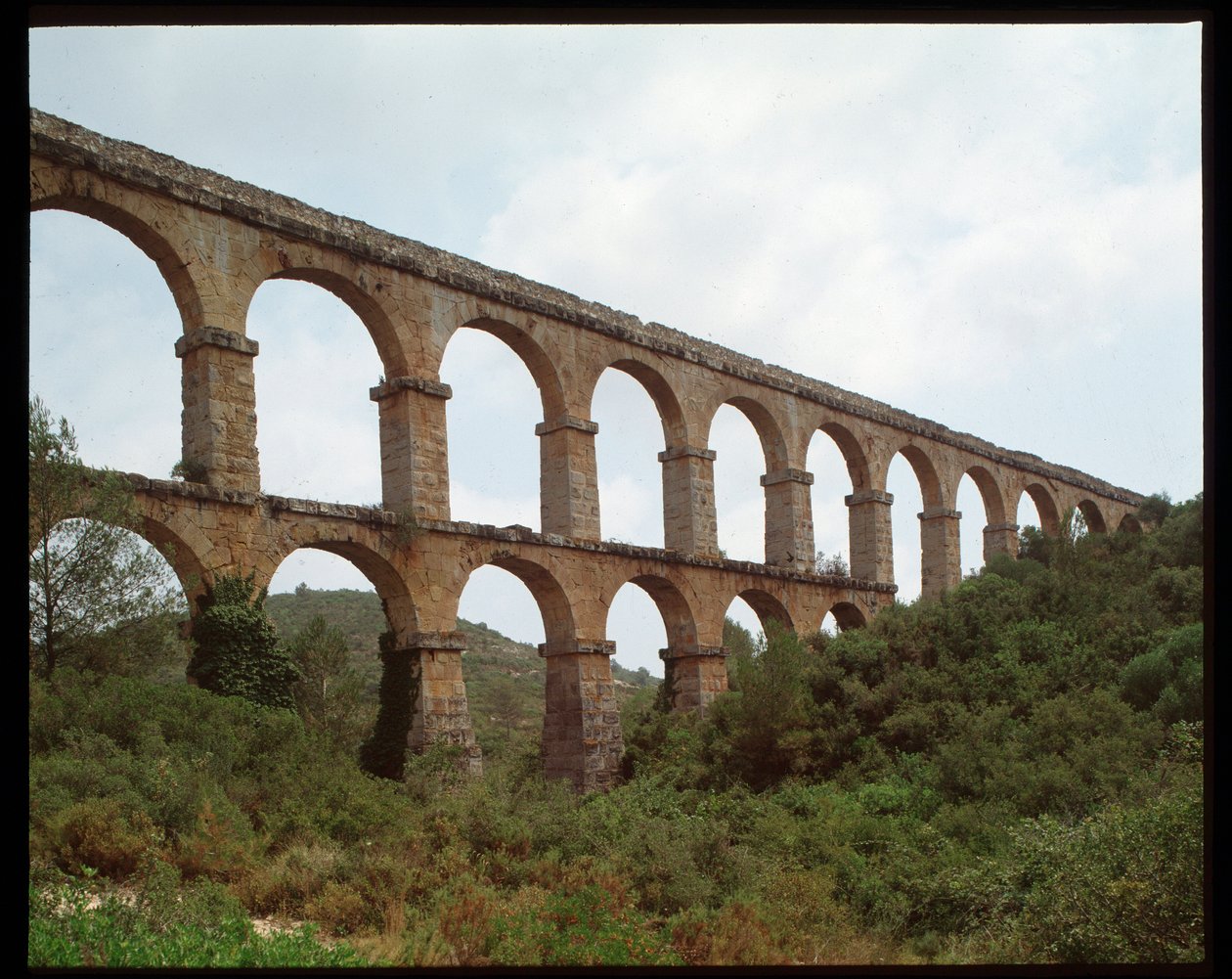 Sztuka rzymska: widok na akwedukt w Tarragonie (akwedukt Ferreres lub Pont du Diable) I wiek, Hiszpania (sztuka rzymska: widok na akwedukt rzymski Pont de les Ferreres (Pont del Diable) Tarragona, Hiszpania) autorstwa Roman