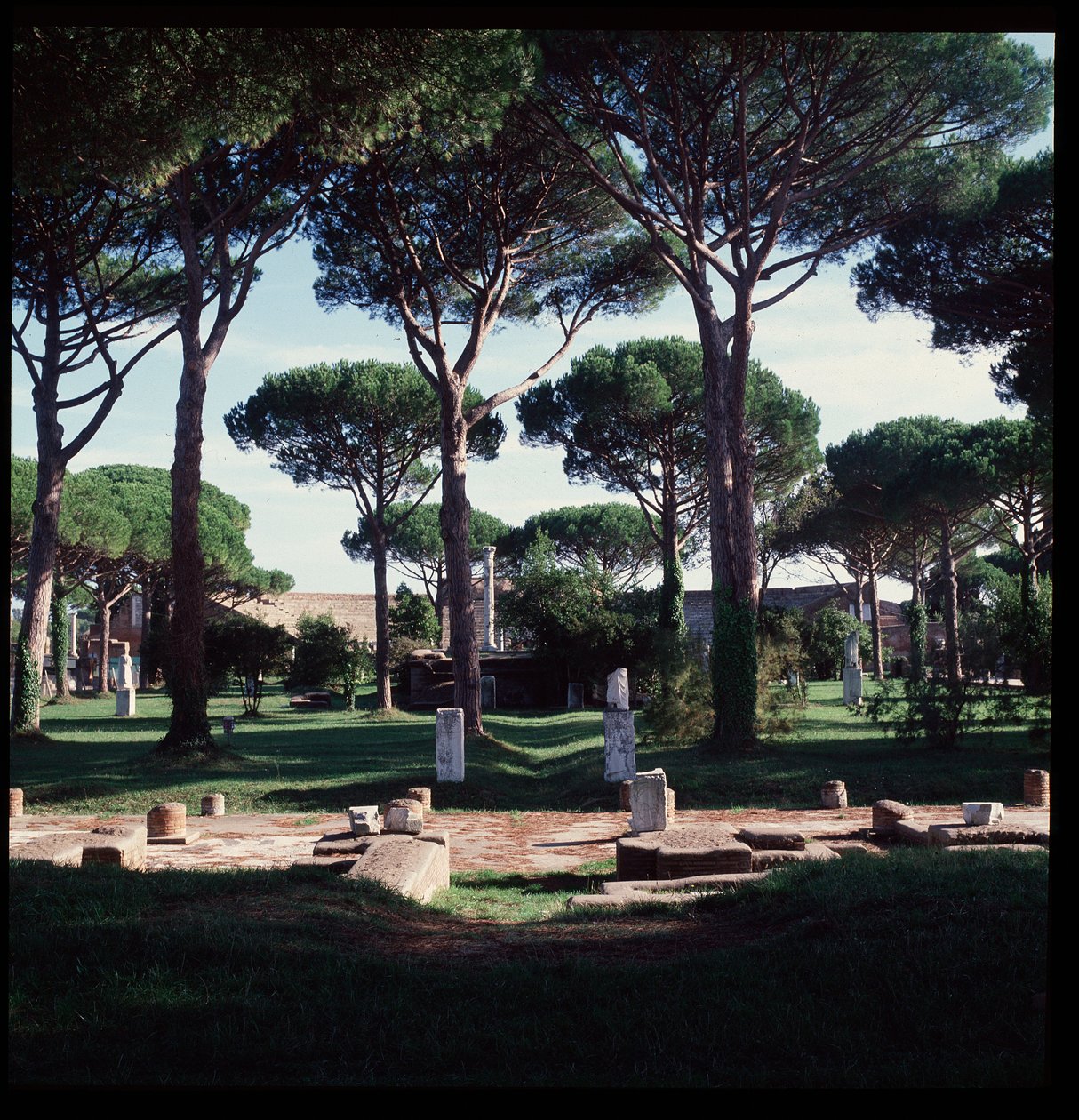 Sztuka rzymska: widok ruin macellum (Plac Marche) stanowiska archeologicznego Ostia autorstwa Roman