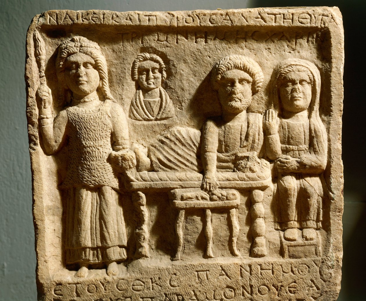 Rzymska płaskorzeźba przedstawiająca ucztę pogrzebową ze starożytnego miasta Trimontium, obecnie Płowdiw, Bułgaria autorstwa Roman