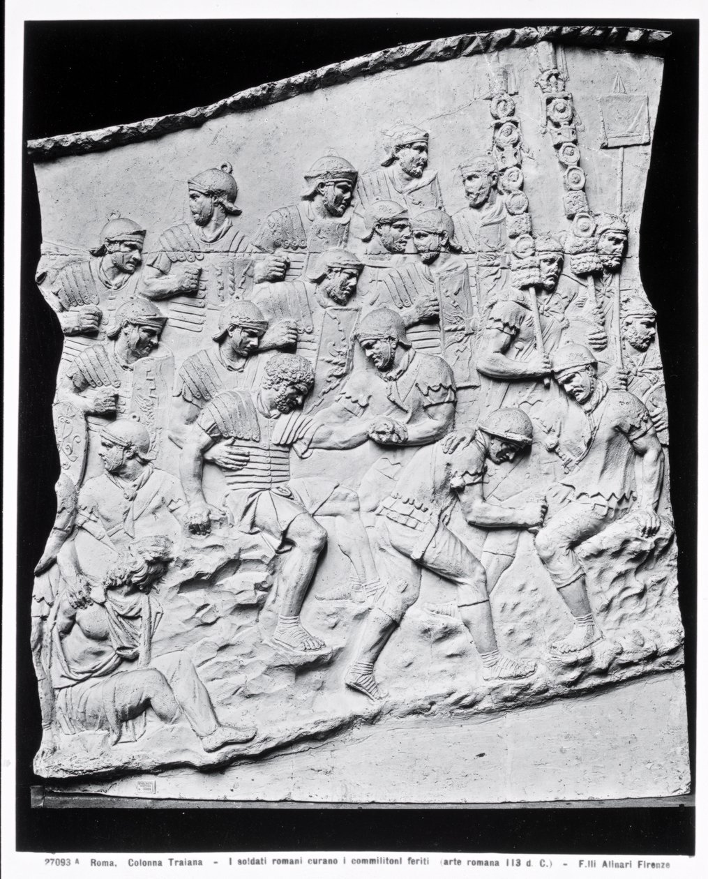 Rzymscy żołnierze leczący rannych, odlew z Kolumny Trajana, 113 ne (marmur) (zdjęcie czarno-białe) autorstwa Roman
