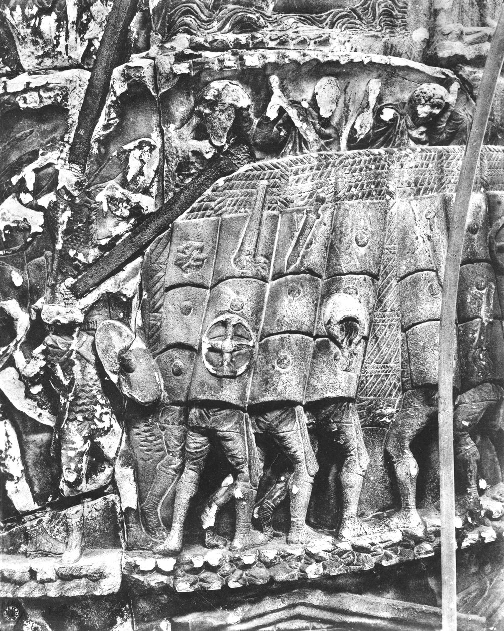 Rzymscy żołnierze używający metody testudo podczas ataku, fragment z kolumny Marka Aureliusza, 180-196 ne (marmur) (zdjęcie czarno-białe) autorstwa Roman