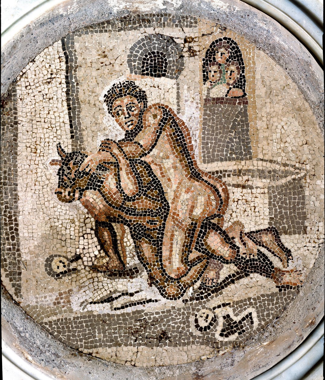 Sztuka rzymska: „”Tes w walce z minotaurem”””Mozaika pochodząca z terenu Pompejów. I do III wieku naszej ery. Neapol, Museo Archeologico Nazionale autorstwa Roman