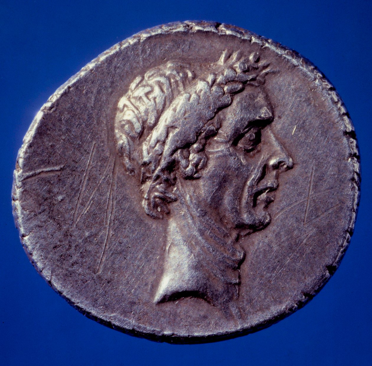 Sztuka rzymska: moneta z wizerunkiem Juliusza Cezara (100-44 pne) - Paryż, BN autorstwa Roman