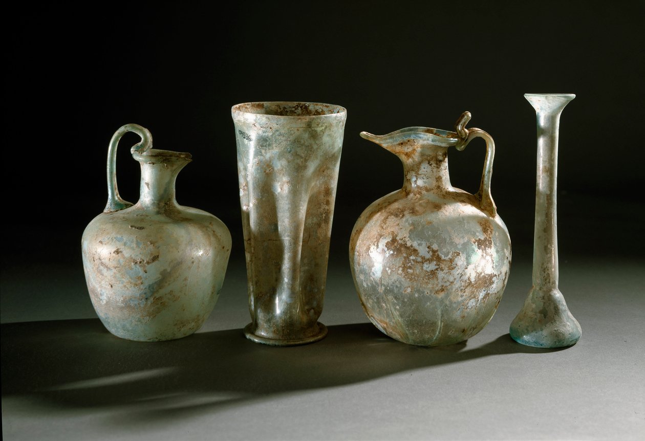 Sztuka rzymska: dzbanki, dzbanki i szklane wazony z Pompei. Museo Archeologico Nazionale z I wieku, Neapol autorstwa Roman