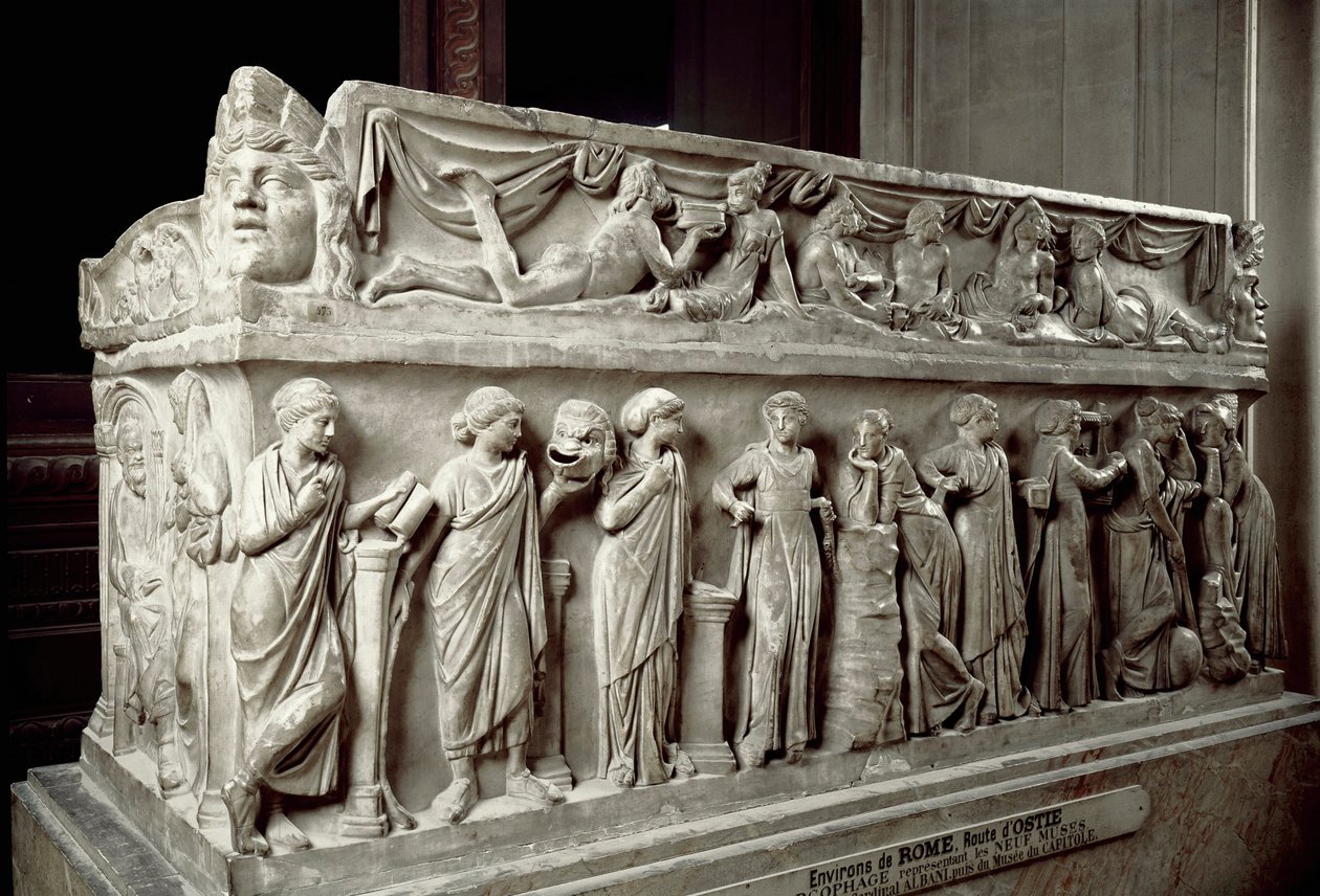 Sztuka rzymska: marmurowy sarkofag zdobi pończochy przedstawiające Muzy i scenę bankietu. Z Ostii. 120-130 n.e. Paryż, Luwr autorstwa Roman
