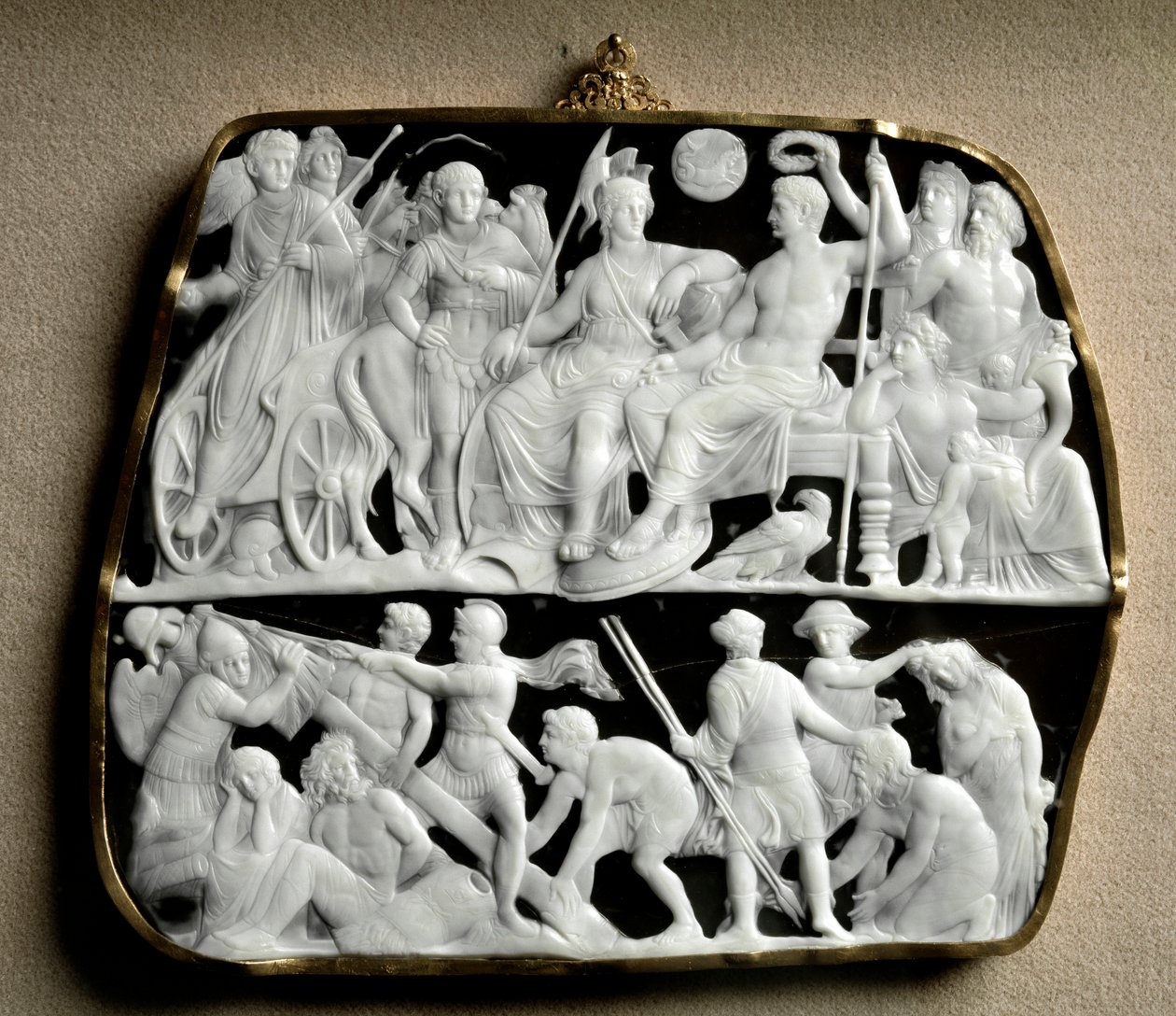 Sztuka rzymska: kamea z onyksu wykonana przez rzeźbiarza Dioscuride (lub Dioscorides) na dwóch poziomach. Na szczycie cesarz August (63 p.n.e.-14 n.e.), otoczony mitologicznymi bogami, wita swojego następcę Tyberę (42 p.n.e. - 37 n.e.). Od lewej do prawej  autorstwa Roman