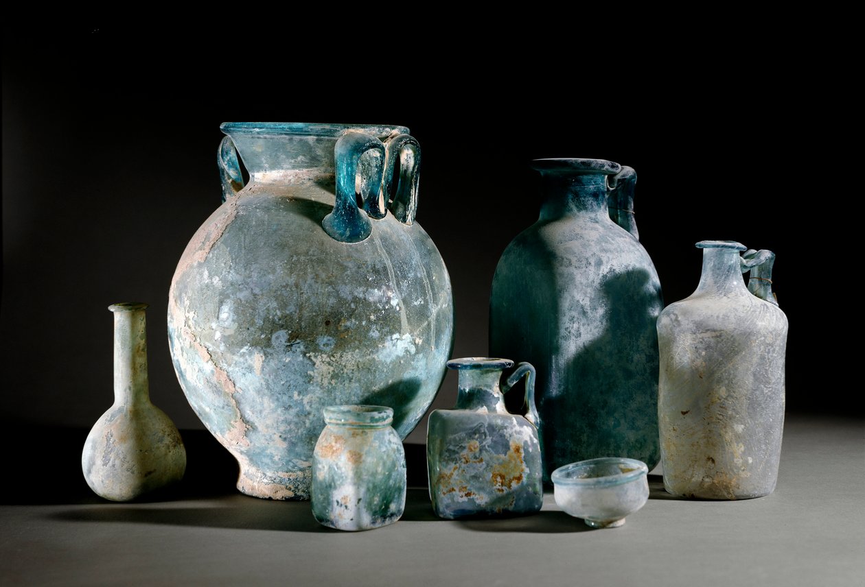 Sztuka rzymska: garnki, karafki, filiżanki, wazony i szklane kubki z Pompei. Museo Archeologico Nazionale z I wieku, Neapol autorstwa Roman