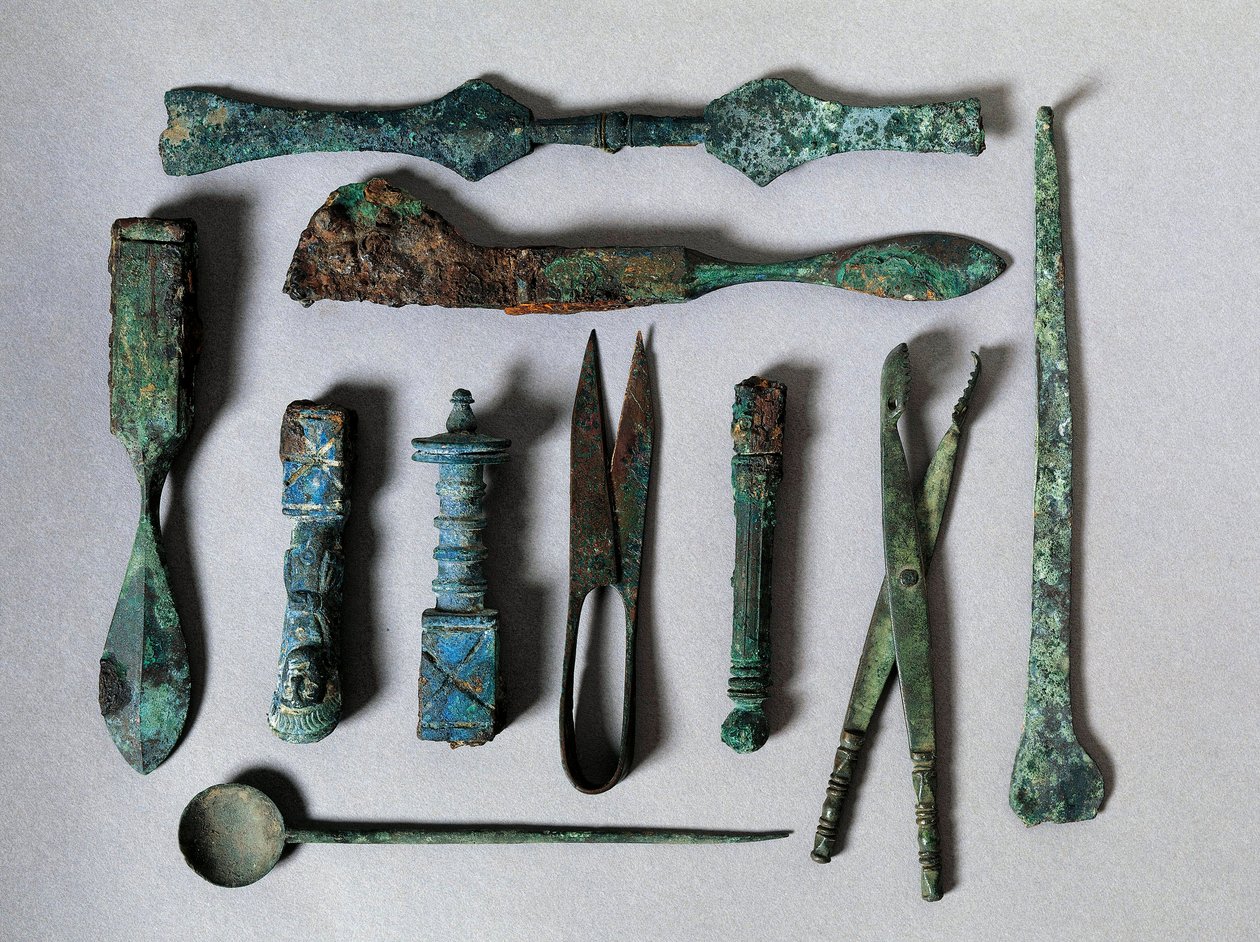 Sztuka rzymska: zestaw narzędzi chirurgicznych z Domu Chirurga w Pompejach. I wiek p.n.e. Neapol, Museo Archeologico Nazionale autorstwa Roman