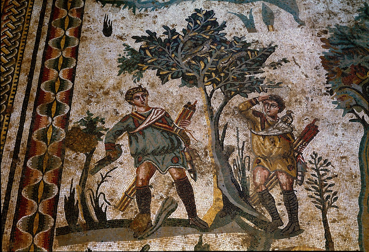 Sztuka rzymska: dwóch łowców ptaków umieszczonych pod drzewem. Fragment mozaiki „Małe polowanie” 315-350 n.e. Piazza Armerina, Villa Romana del Casale autorstwa Roman