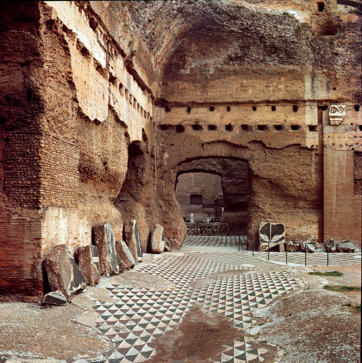 Sztuka rzymska: widok caldarium (calidarium) łaźni termalnych Karakalli w Rzymie. Zbudował je cesarz o tej samej nazwie (ok. 217). Rzym autorstwa Roman