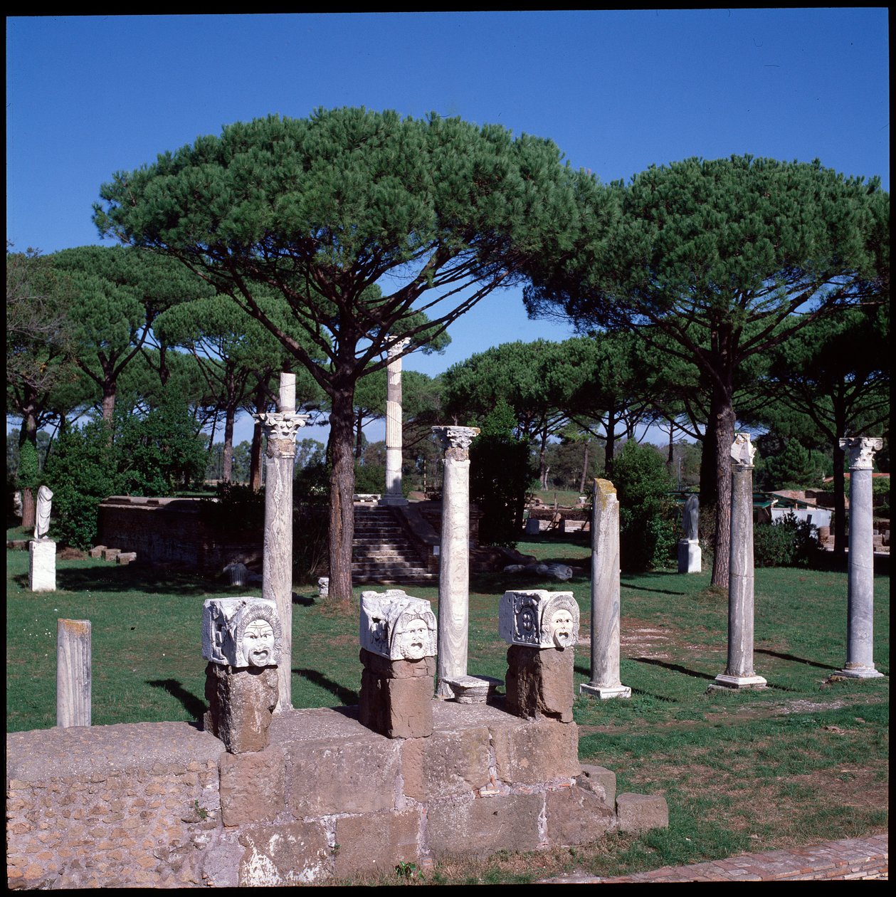 Sztuka rzymska: widok na ruiny świątyni Ceres, stanowisko archeologiczne Ostia autorstwa Roman