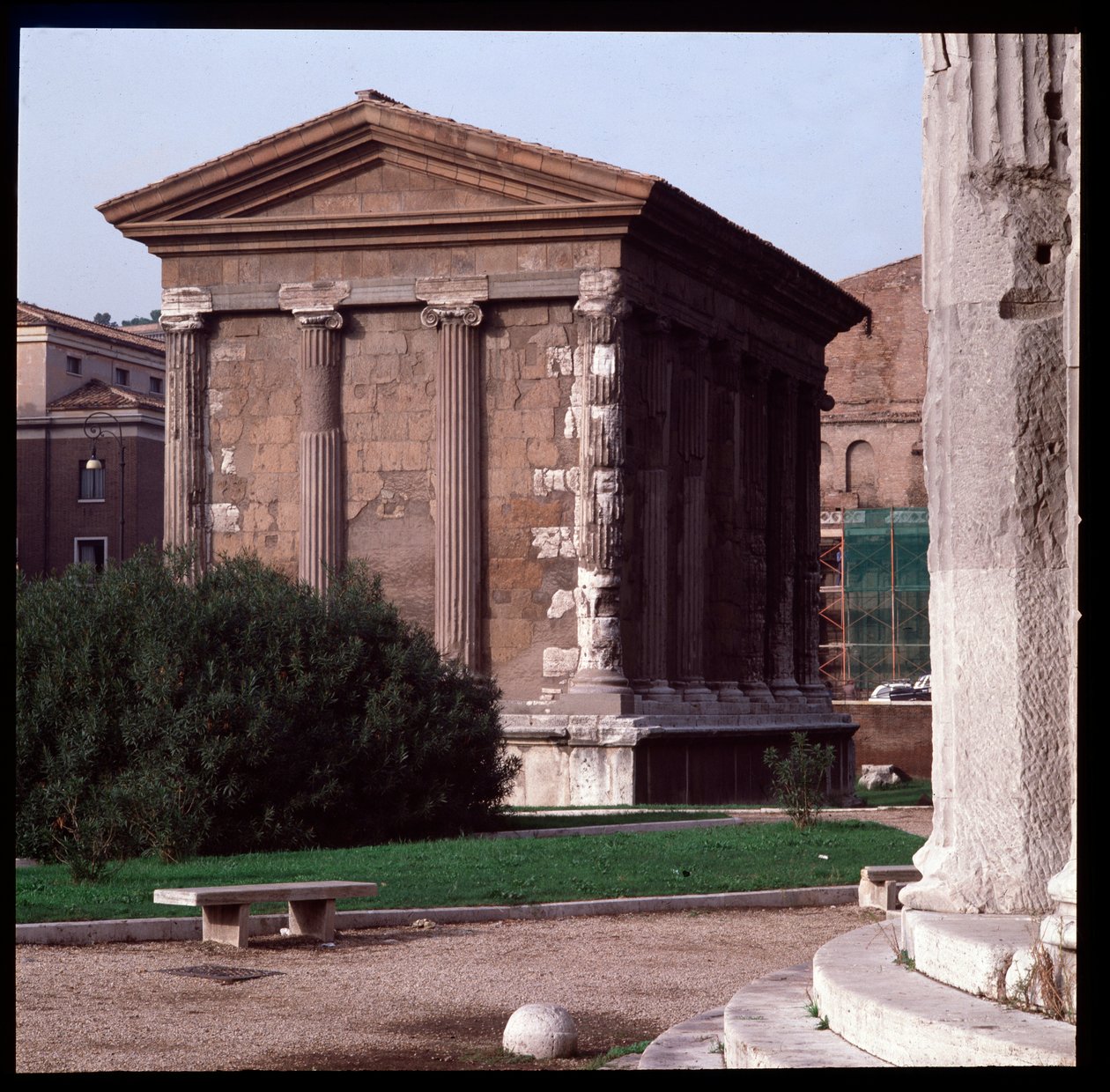 Sztuka rzymska: widok ruin świątyni Portunusa (świątynia męskiej fortuny), stanowisko archeologiczne Forum Boarium, 70-80 AD, Rzym, Włochy (sztuka rzymska: widok świątyni Fortuna Virilis (Portunus) Rzym, Włochy) Fotografia autorstwa Roman