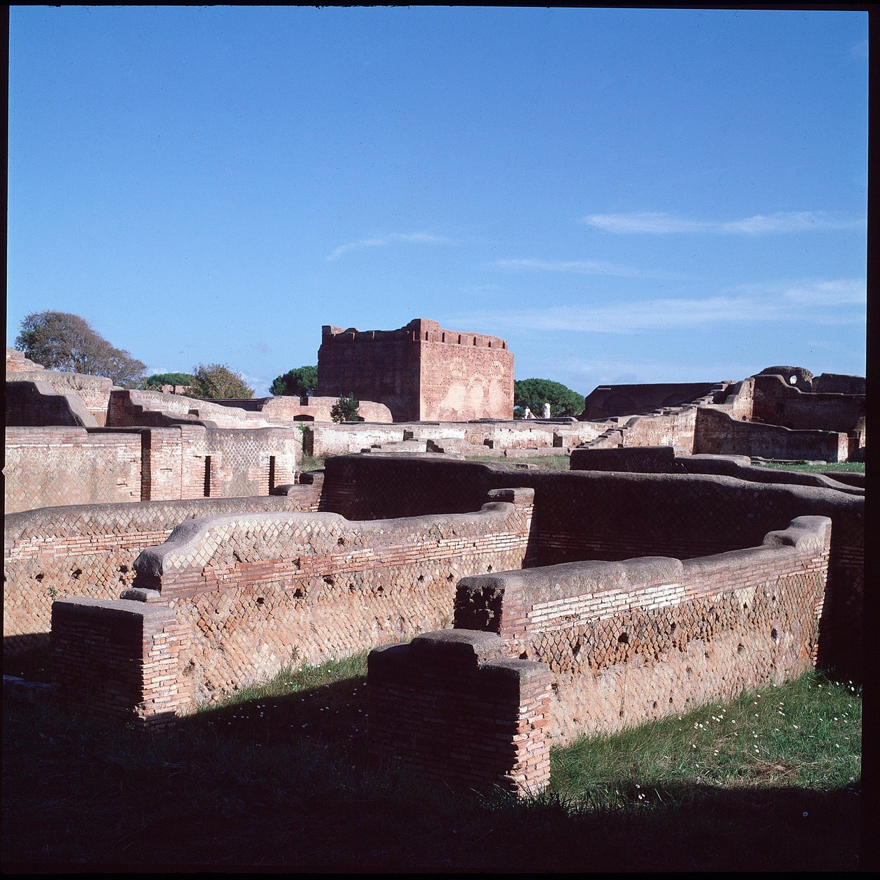 Sztuka rzymska: widok ruin stanowiska archeologicznego Ostia autorstwa Roman