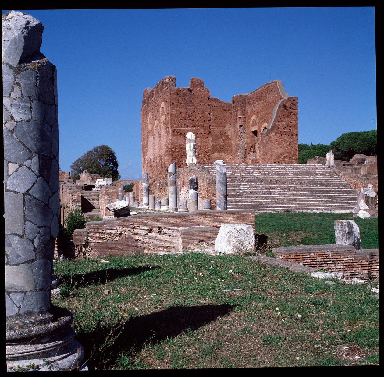 Sztuka rzymska: widok ruin stolicy, stanowisko archeologiczne Ostia autorstwa Roman